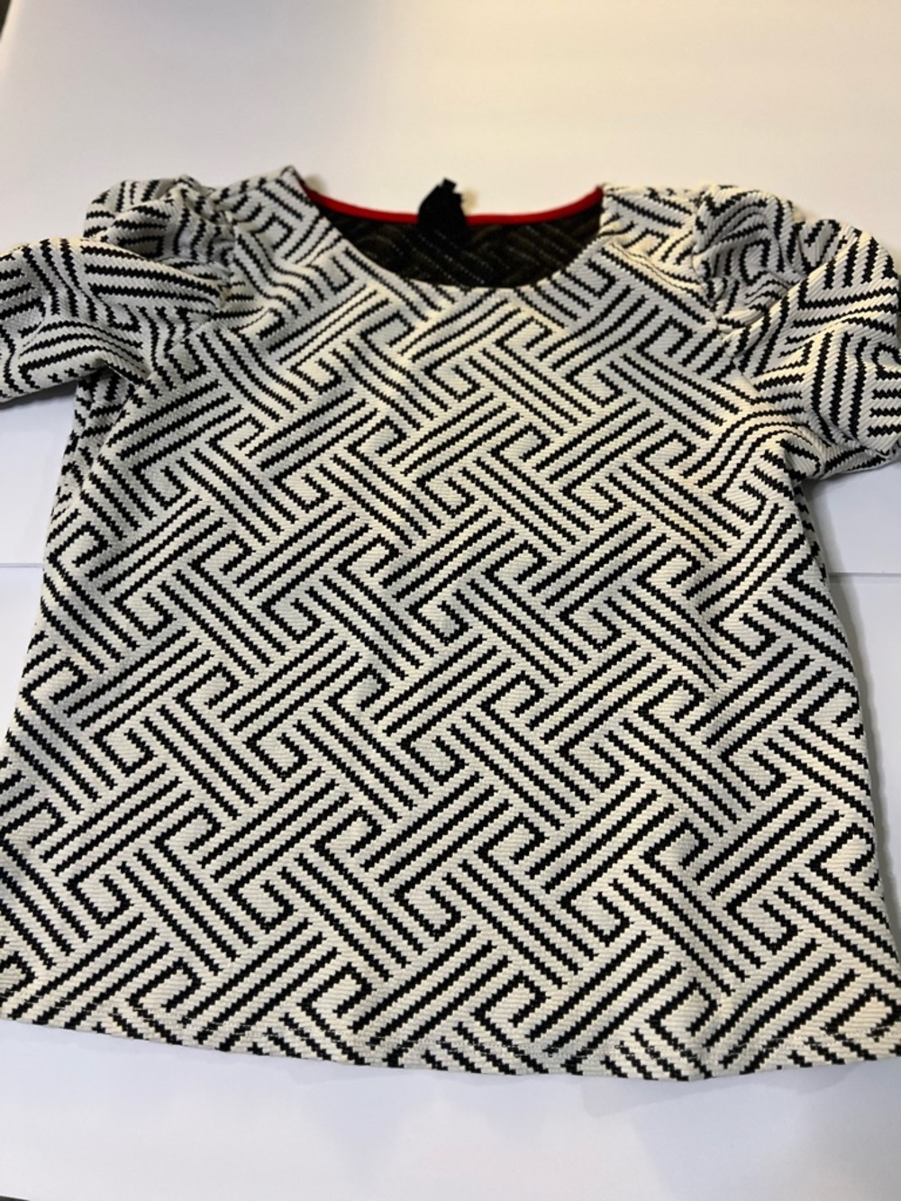 W5 Black & White Geometric Short Sleeve Knit Top